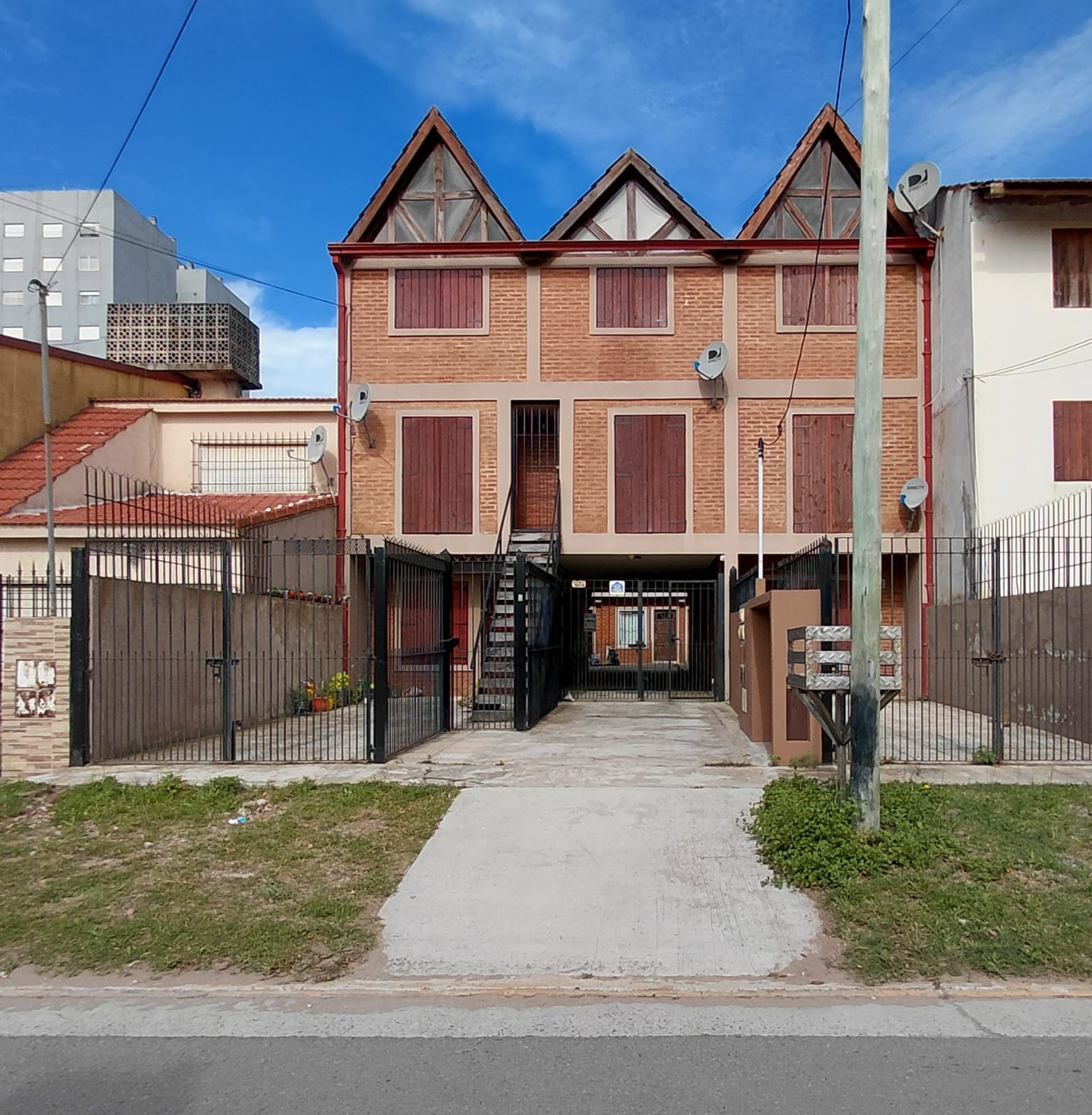 DUPLEX: COSTA AZUL VENTA 2 CUADRAS DEL MAR PRIMER PISO PATIO Y PARRILLA