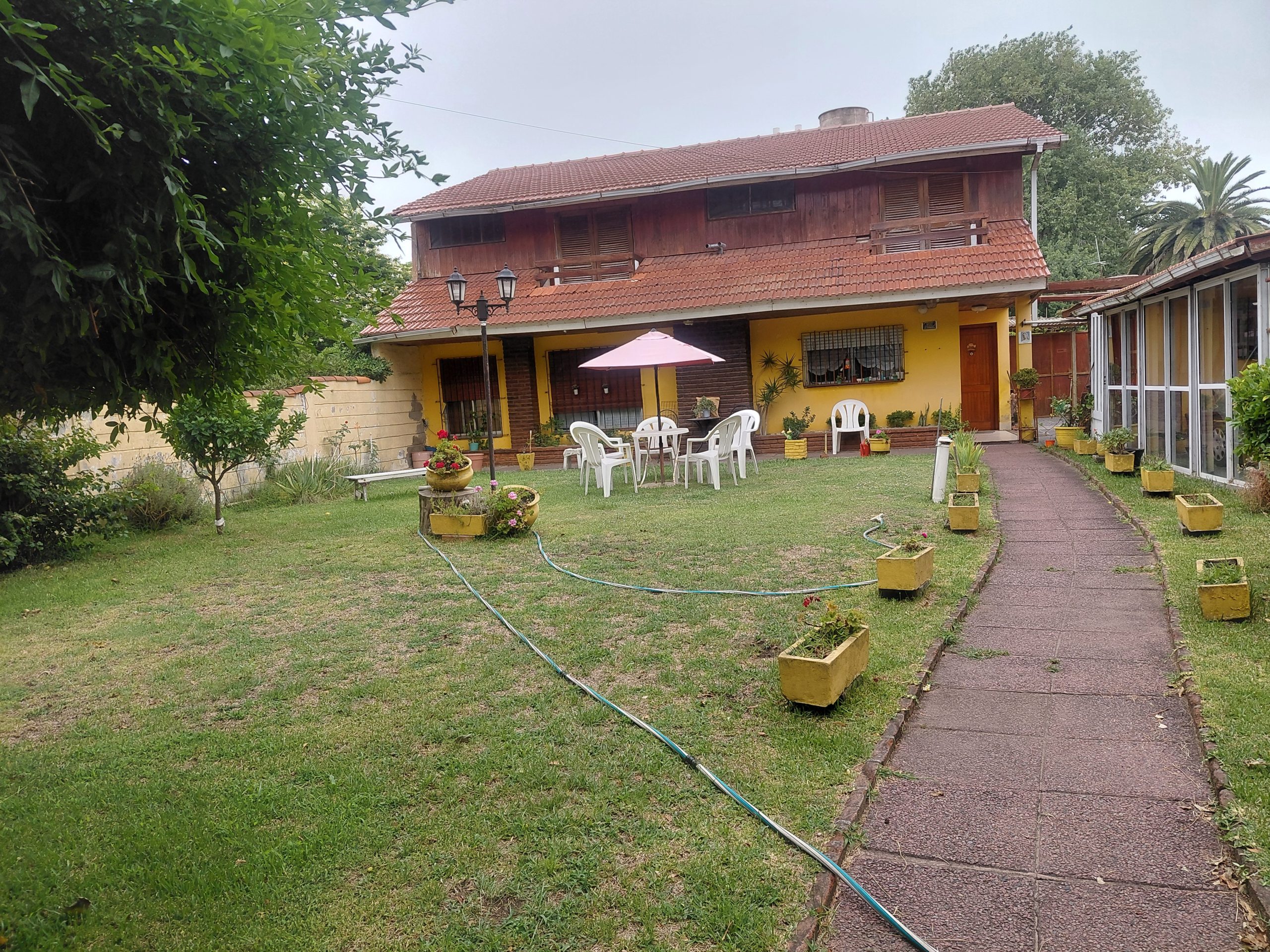 MAR DE AJO: VENTA CASAS LOTE PROPIO 15X40 CASA PRICIPAL DOS FAMILIAS, MAS OTRO DEPARTAMENTO GAS NATURAL  IDEAL LUGAR DE TRABAJO COMO TALLER MECANICO U OTROS RUBROS