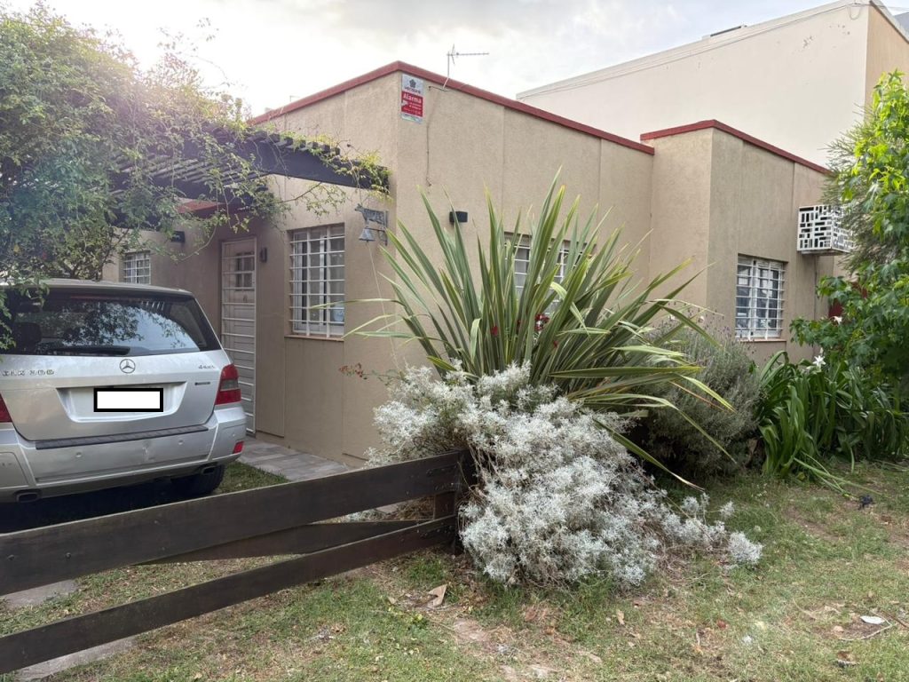 COSTA AZUL: VENTA CASA TODA PLANTA BAJA GAS NATURAL ENTRADA AUTO 3 AMBIENTES PATIO PARRILLA 3 CUADRAS DEL MAR