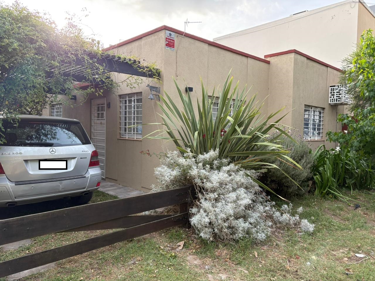 COSTA AZUL: VENTA CASA TODA PLANTA BAJA GAS NATURAL ENTRADA AUTO 3 AMBIENTES PATIO PARRILLA 3 CUADRAS DEL MAR