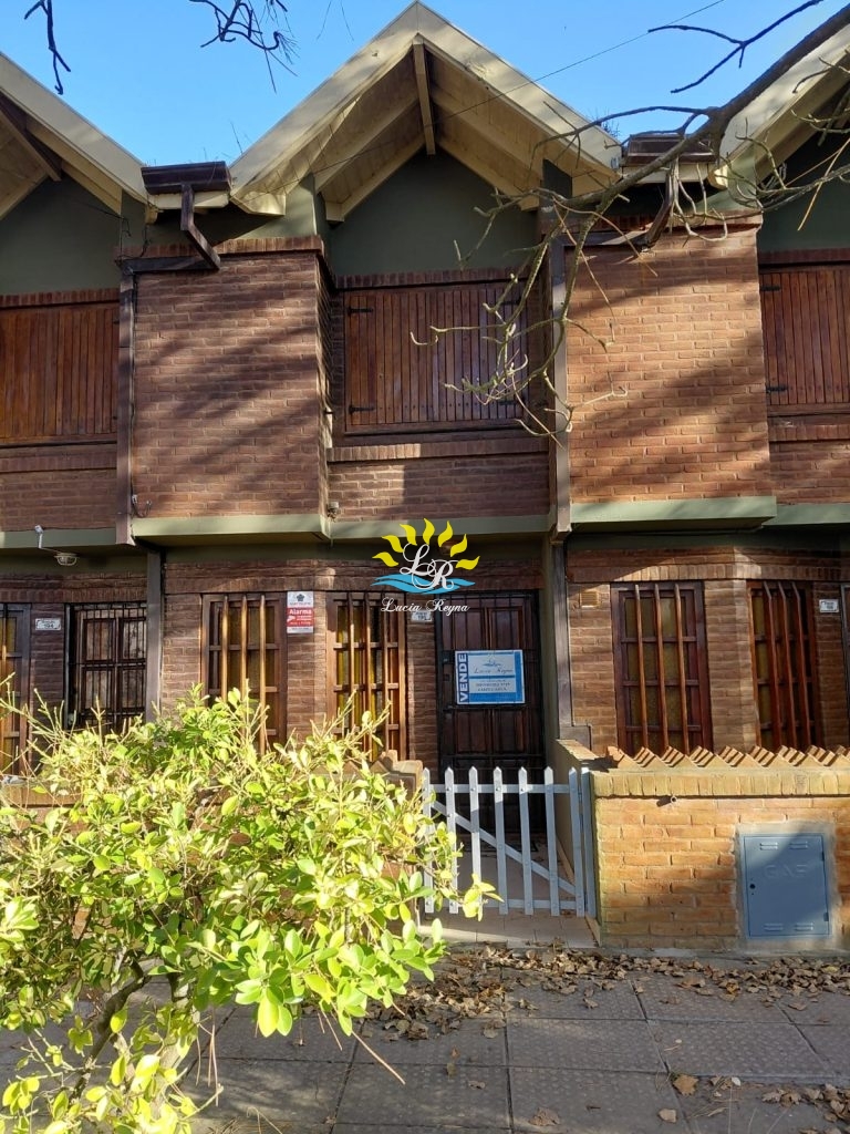 COSTA AZUL: VENTA DUPLEX A PASITOS DEL MAR SOBRE ASFALTO PATIO Y PARRILLA