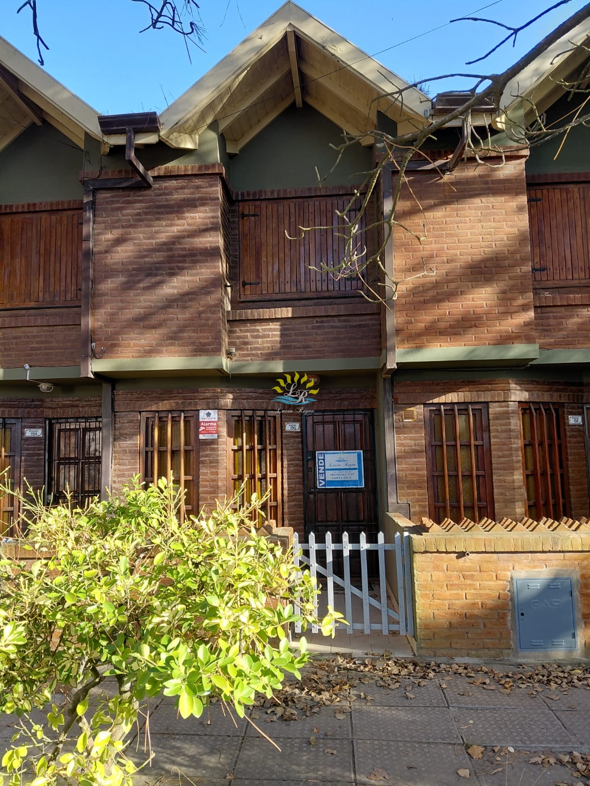 COSTA AZUL: VENTA DUPLEX A PASITOS DEL MAR SOBRE ASFALTO PATIO Y PARRILLA